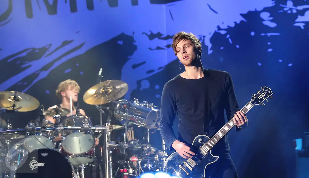 5 Seconds Of Summer saat tampil di ICE BSD, Tangerang Selatan, Sabtu (5/3/2016). Dalam Tour Sound Live Feels Lives Band 5 SOS asal Australia berhasil menghibur para fansnya yang berada di Indonesia. (Liputan6.com/Angga Yuniar)