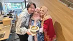 Inilah momen Roger Danuarta dan Cut Meyriska saat memberikan kejutan ulang tahun kepada sang ibunda. Tampak pasangan selebriti itu berfoto satu frame dengan ibunda sambil membawa kue ulang tahun. Ibu dan anak itu tampak begitu menikmati momen hangat keluarga. (Liputan6.com/IG/@cutratumeyriska)