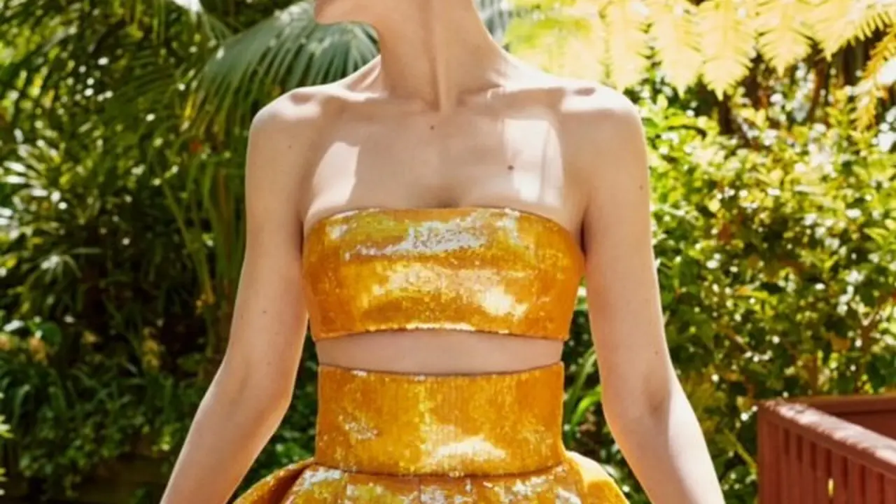 Carey Mulligan mengenakan perhiasan mewah yang dibuat selama 350 jam.dok.  Cartier