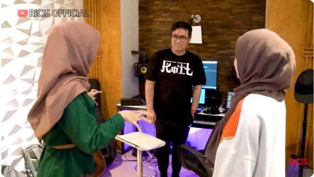 8 Potret Markas Nissa Sabyan dan Tim Gambusnya, Dipenuhi Kreativitas Anggota