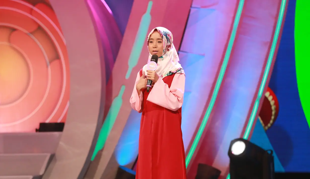 Setelah malam sebelumnya yang harus gantung mic Munawir, tentara berpangkat Sertu dari Gowa dari grup 4, pada Stand Up Comedy Academy 3 Jumat (15/9/2017) peserta dari Pangkep, Ratna Budiarti juga harus pulang. (Adrian Putra/Bintang.com)