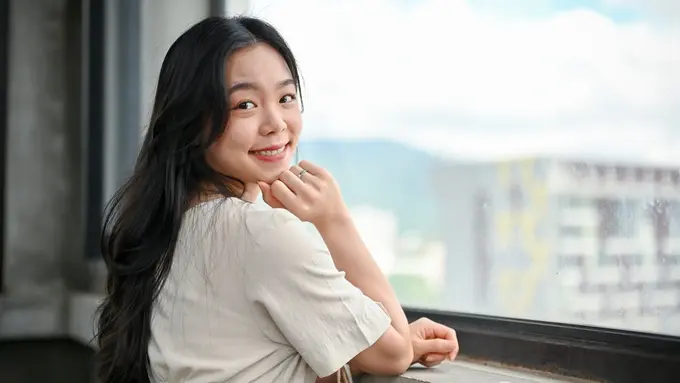 cantik tersenyum bahagia kalem