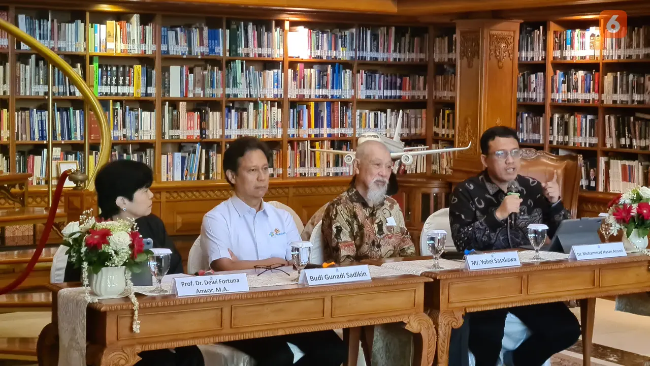 Menteri Kesehatan Budi Gunadi Sadikin bersama Duta Besar Kehormatan World Health Organization (WHO) untuk Pemberantasan Kusta, Yohei Sasakawa.