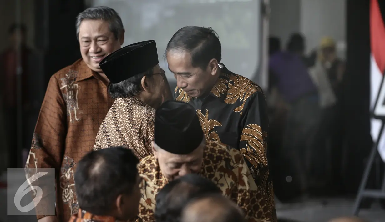 Presiden Joko Widodo bersalaman dengan Mantan Presiden Bj Habibie yang hadir dalam peresmian gedung baru KPK di Jakarta, Selasa (29/12). Gedung baru Komisi Pemberantasan Korupsi ini berlantai 16. (Liputan6.com/Faizal Fanani)