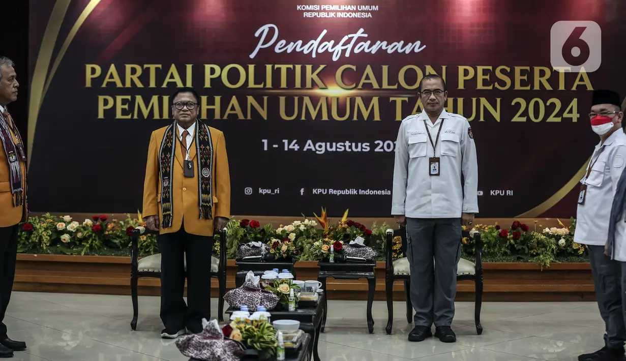 Ketua Umum Partai Hati Nurani Rakyat (Hanura) Oesman Sapta Odang (tengah kiri) bersama Ketua Komisi Pemilihan Umum (KPU) Hasyim Asy'ari saat pendaftaran Partai Hanura sebagai calon peserta Pemilu 2024 di Kantor KPU, Jakarta, Senin (8/8/2022). Pada hari kedelapan ini, KPU menerima pendaftaran empat partai politik di antaranya Partai Republiku Indonesia, Partai Hati Nurani Rakyat (Hanura), Partai Gerindra, dan Partai Kebangkitan Bangsa (PKB). (Liputan6.com/Johan Tallo)