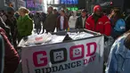 Tempat sampah yang penuh kertas berisi kenangan pahit selama kegiatan Good Riddance Day ke-13 tahunan di Times Square, New York, 28 Desember 2019. Kegiatan menjelang tahun baru tersebut menjadi tradisi untuk menghapus kenangan buruk selama satu tahun. (Kena Betancur / AFP)