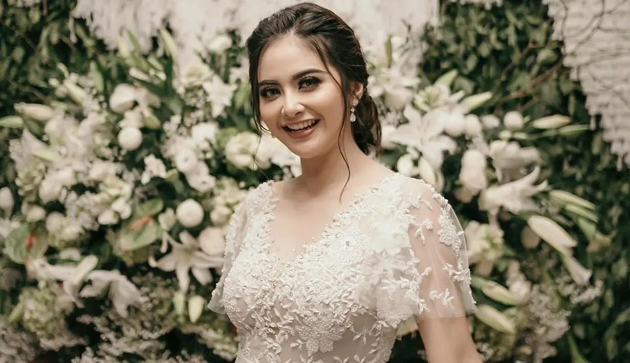 Tak hanya punya suara merdu, wanita kelahiran Surabaya, 5 Februari 1986 ini juga punya penampilan menarik. Di berbagai kesempatan Tiwi selalu tampil memesona. Warna busana yang ia pilih pun tampak terkesan netral, yakni warna putih. (Liputan6.com/IG/tentangtiwi)