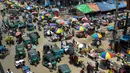 Suasana kemacetan lalu lintas di area pasar tradisional selama karantina wilayah di Dhaka, Bangladesh (12/5/2020). Meski karantina wilayah masih berlaku, warga Bangladesh masih memunhi area pasar tradisional di Dhaka. (AFP/Munir Uz Zaman)