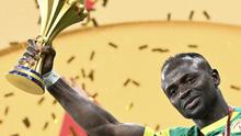 Penyerang Senegal, Sadio Mane, mengangkat trofi sambil merayakan kemenangan bersama rekan-rekannya setelah menjuarai Piala Afrika dengan mengalahkan  Maroko di Stadion Prince Moulay Abdellah, Rabat, Senin (19/1/2026) dini hari WIB. (AFP/Sebastian Bozon)