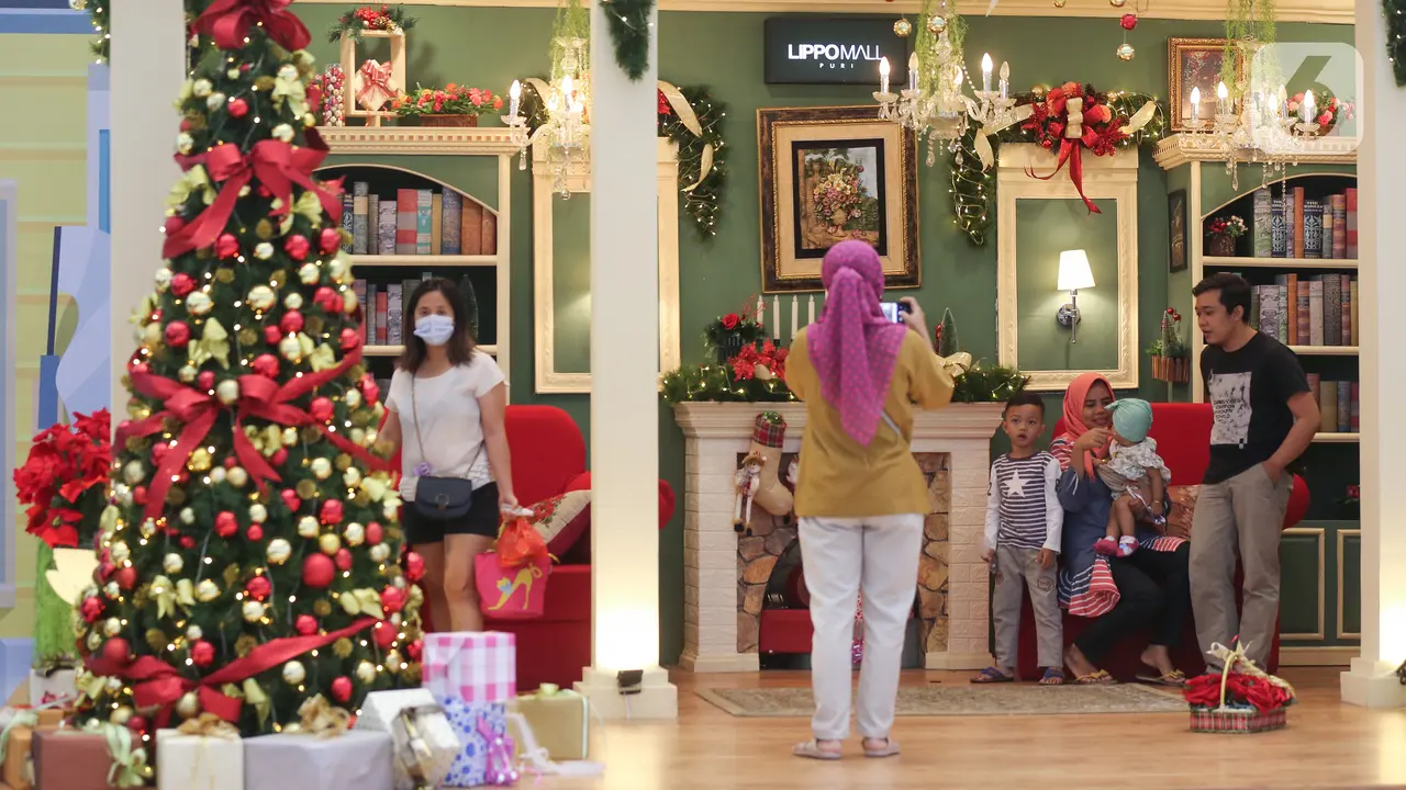 Sambut Natal dan Tahun Baru dengan Dekorasi Natal Bernuansa Merah di Mall