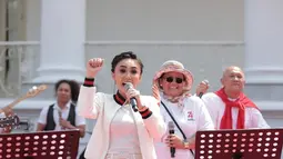Penyanyi 47 tahun itu pintar memadukan aneka koleksi busananya dalam setiap kegiatannya. Yuni terlihat seperti gadis 20 tahunan dengan mengenakan busana serba putih dengan sedikit motif di pergelangan tangan dan di kerah jaket. (Liputan6/IG/@yunishara36)