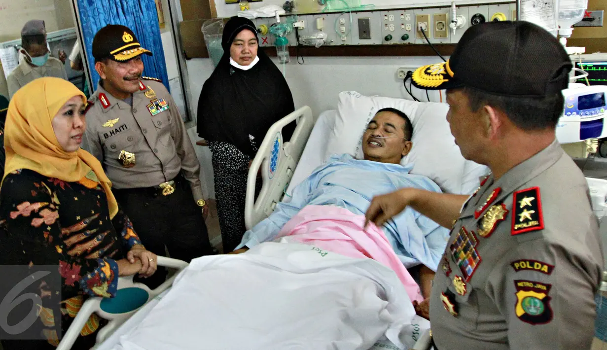 Kapolri Jenderal Polisi Badrodin Haiti dan Mensos Khofifah Indar Pariwansa dan Kapolda Metro Jaya Inspektur Jenderal Tito Karnavian  berbincang dengan korban Bom Thamrin di RSPAD Gatot Soebroto, Jakarta, (19/1). (Liputan6.com/Immanuel Antonius)
