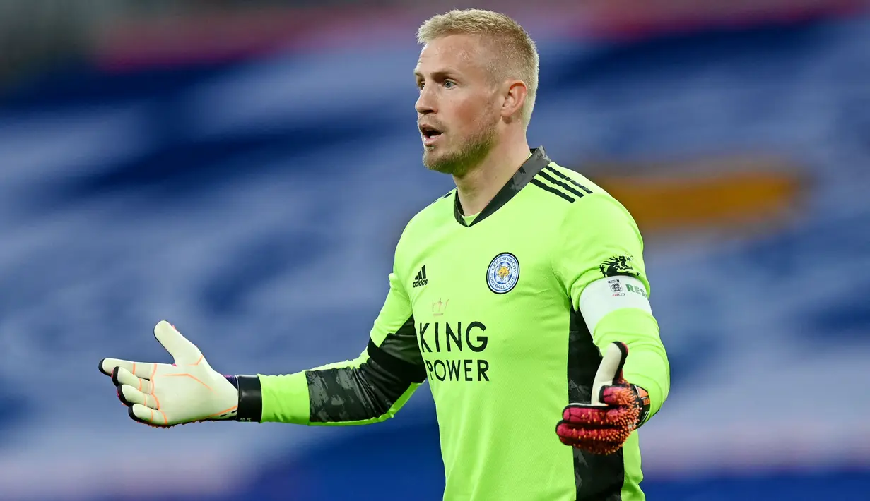 Kasper Schmeichel - The Foxes bersusah payah saat menang tipis 1-0 atas Wolves pada laga Liga Inggris. Performa Kasper Schmeichel di bawah mistar gawang menjadi pemain yang paling menonjol di laga tersebut. Ia melakukan 3 penyelamatan krusial yang membuat timnya menang. (Foto: AFP/Neill Hall)