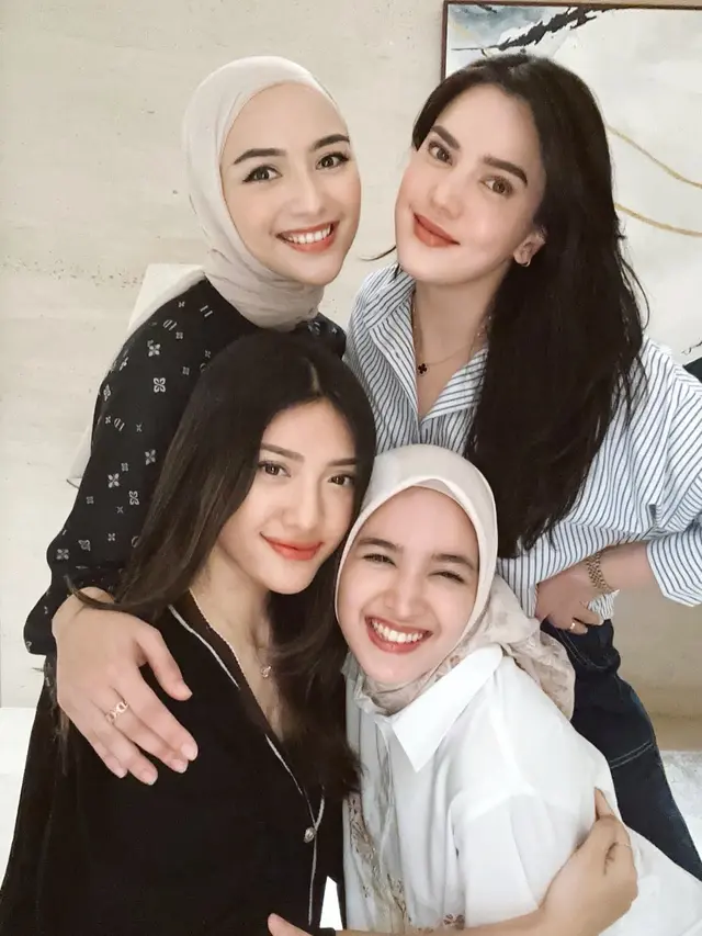 Tetap Kompak, Ini 7 Momen Seru Reunian Pemain Sinetron Tukang Bubur Naik Haji
