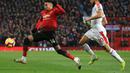 Gelandang MU, Jesse Lingard mencoba melewati pemain Crystal Palace pada laga lanjutan Premier League yang berlangsung di stadion Old Trafford, Manchester, Minggu (25/11). MU bermain imbang 0-0. (AFP/Lindsay Parnaby)