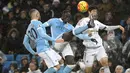 Pemain Manchester City, Bacary Sagna, berusaha membuang bola dalam lanjutan Liga Inggris di Stadion Etihad, Manchester, Sabtu (12/12/2015). (AFP/Lindsey Parnaby)