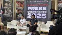 Menpora Dito Ariotedjo (kanan) dalam konferensi pers di Media Center, Kemenpora, Senayan, Jakarta Pusat pada Rabu (23/4/2025).