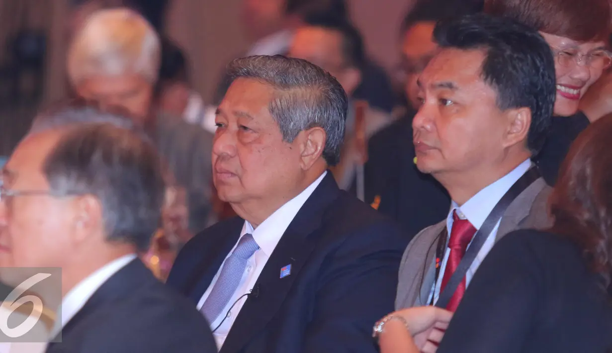 Presiden RI ke-6, Susilo Bambang Yudhoyono bersama Pendiri FPCI Dino Patti Djalal saat menghadiri konferensi internasional 'In The Zone' di Jakarta, Sabtu (14/5). (Liputan6.com/Angga Yuniar)