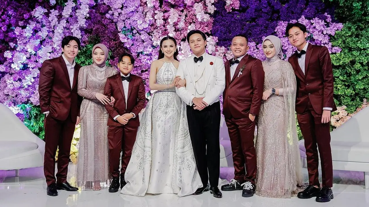 7 Potret Kekasih Sule di Resepsi Pernikahan Rizky Febian dan Mahalini, Menawan