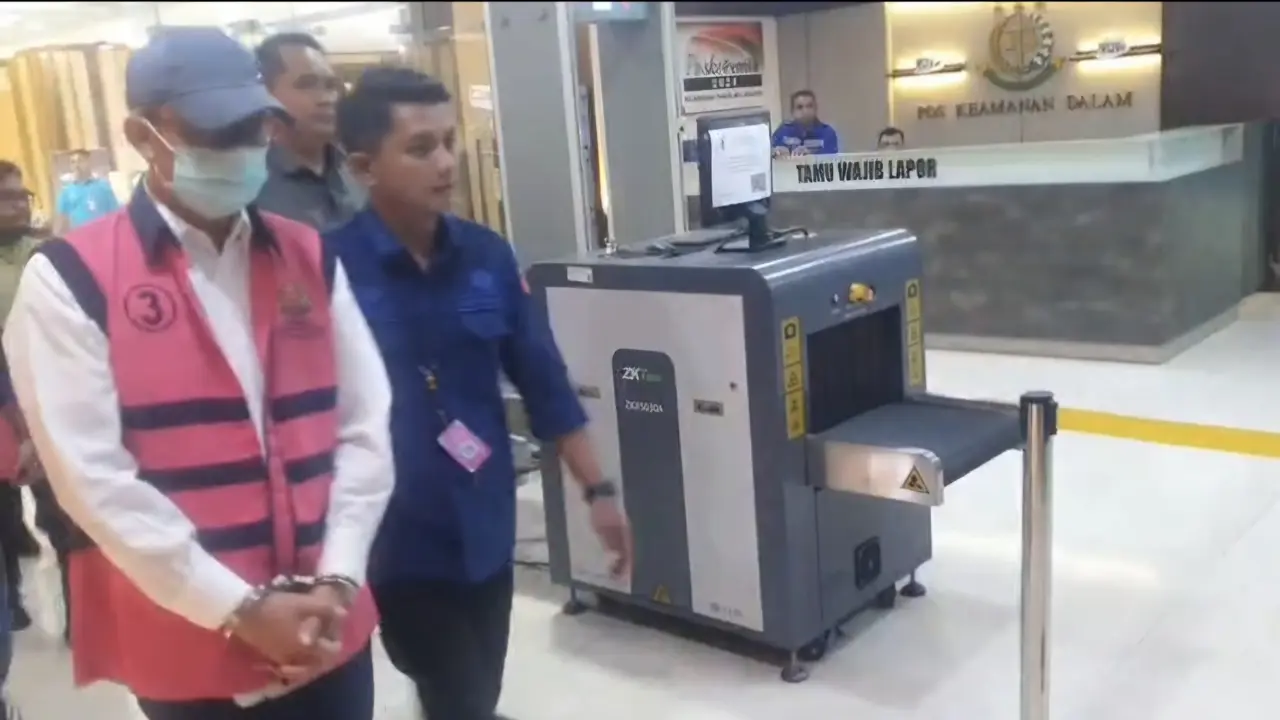 Kejaksaan Tinggi Daerah Khusus (Kejati DK) Jakarta menetapkan mantan Direktur Jenderal Sumber Daya Air (SDA) Kementerian Pekerjaan Umum, Dwi Purwantoro (DP), sebagai tersangka. (Liputan6/Rifqy Alief)