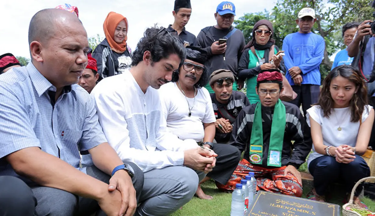 Duduk di sisi makam tokoh komedian Betawi legendaris tersebut, Reza melantunkan doanya agar almarhum selalu berada di tempat yang istimewa di sisi Tuhan dan senang melihat adanya film Benyamin: Biang Kerok. (Deki Prayoga/Bintang.com)