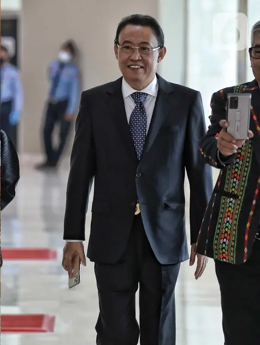 Calon Anggota BPK Periode 2022-2027 Ahmadi Noor Supit bersiap menghadiri rapat Paripurna DPR Ke-6 Masa Persidangan I Tahun Sidang 2022-2023 di Kompleks Parlemen, Jakarta, Selasa (27/9/2022). Rapat membahas laporan Komisi XI DPR terhadap Hasil Uji Kepatutan (Fit and Proper Test) terhadap Calon Anggota BPK Periode 2022-2027 dan dilanjutkan dengan pengambilan keputusan serta penetapan pasangan kerja Komisi IV DPR dilanjutkan dengan pengambilan keputusan. (Liputan6.com/Angga Yuniar)