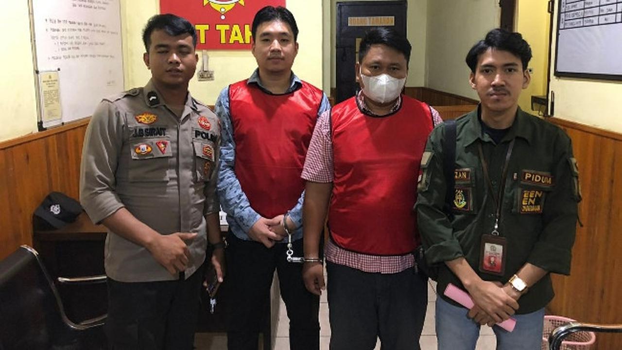 Dua petinggi PT Sawit Inti Prima Perkasa saat berada di Polres Bengkalis untuk ditahan dalam kasus pencemaran lingkungan.