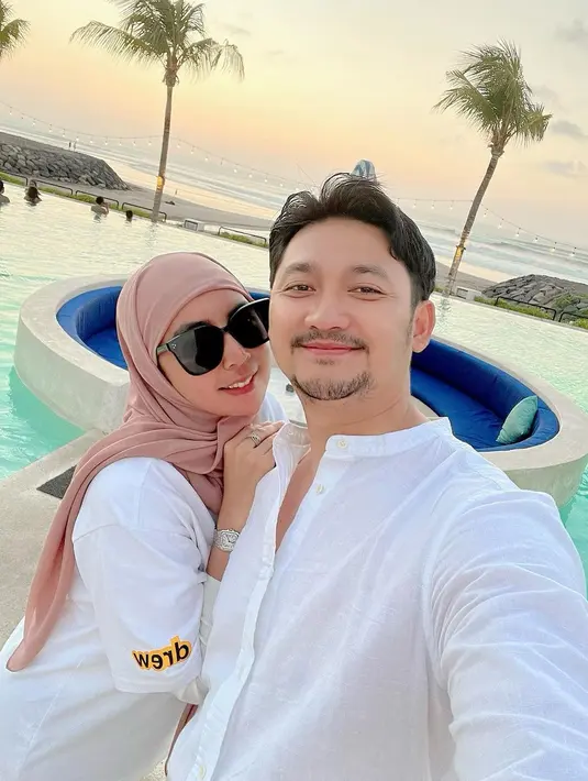 Melalui akun instagramnya, Angga kerap membagikan keharmonisan dan kemesraan keluarganya. [Instagram/anggawijaya88]