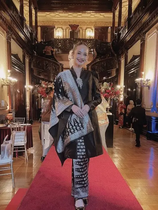 <p>Sedangkan ini momen saat Enzy mendampingi suami di sebuah acara resmi. Ia tampil cantik memesona dalam balutan kebaya. [Foto: instagram.com/enzystoria]</p>