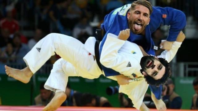 Meme kocak terkait insiden Mohamed Salah.