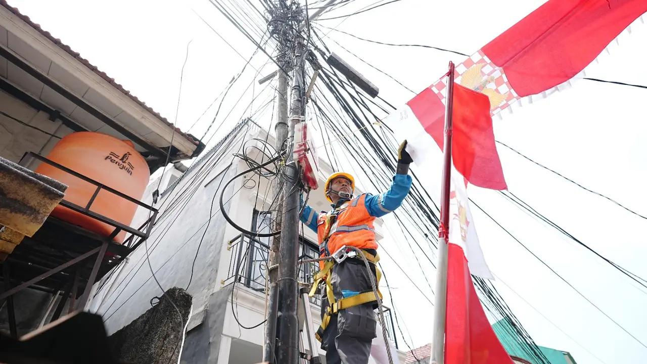Petugas PLN