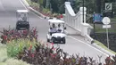 Presiden Jokowi dan Presiden AS ke-44, Barack Obama menaiki mobil golf mengelilingi Kebun Raya Bogor, Jumat (30/6). Di belakang, Ibu Negara Iriana dan Kaesang Pangarep juga mengendarai golf car untuk mengeliling Kebun Raya. (Liputan6.com/Angga Yuniar)