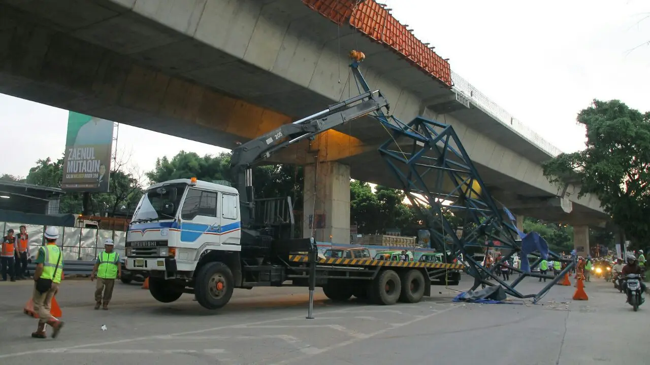 Crane proyek pembangunan jalan Tol Bogor Outer Ring Road (BORR) atau lingkar luar jatuh (Liputan6.com/Achmad Sudarno).