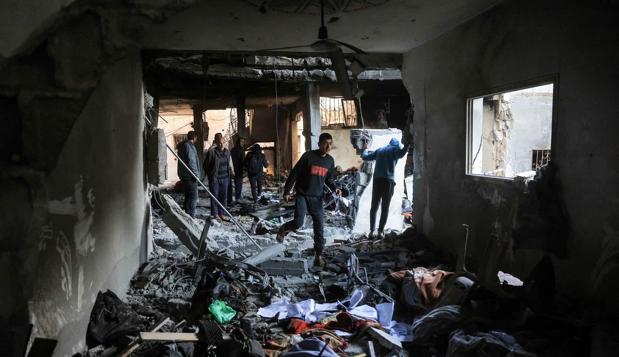 Kantor Media Pemerintah Gaza pada Kamis (15/1/2026) menyebutkan bahwa selama 95 hari fase pertama gencatan senjata, serangan Israel menewaskan 449 warga Palestina, melukai 1.246 orang, serta 50 lainnya ditangkap. Tampak dalam foto, warga Palestina meninjau kerusakan sebuah rumah setelah serangan militer Israel terhadap rumah keluarga al-Houli, di mana empat orang dilaporkan tewas, di sebelah barat Deir al-Balah, di Jalur Gaza tengah pada Jumat 16 Januari 2026. (BASHAR TALEB/AFP)