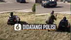 Ia yang tengah berada di balik kemudi mobil polisi mainan tampak kebingungan.