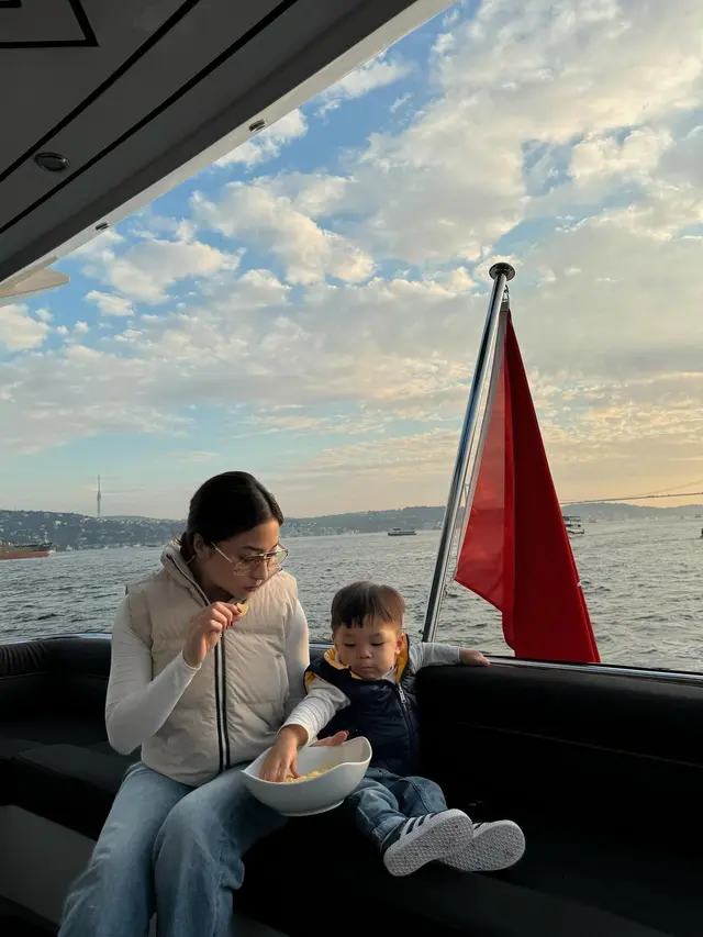 7 Potret Seru Nikita Willy dan Baby Izz Naik Kapal di Selat Bosphorus