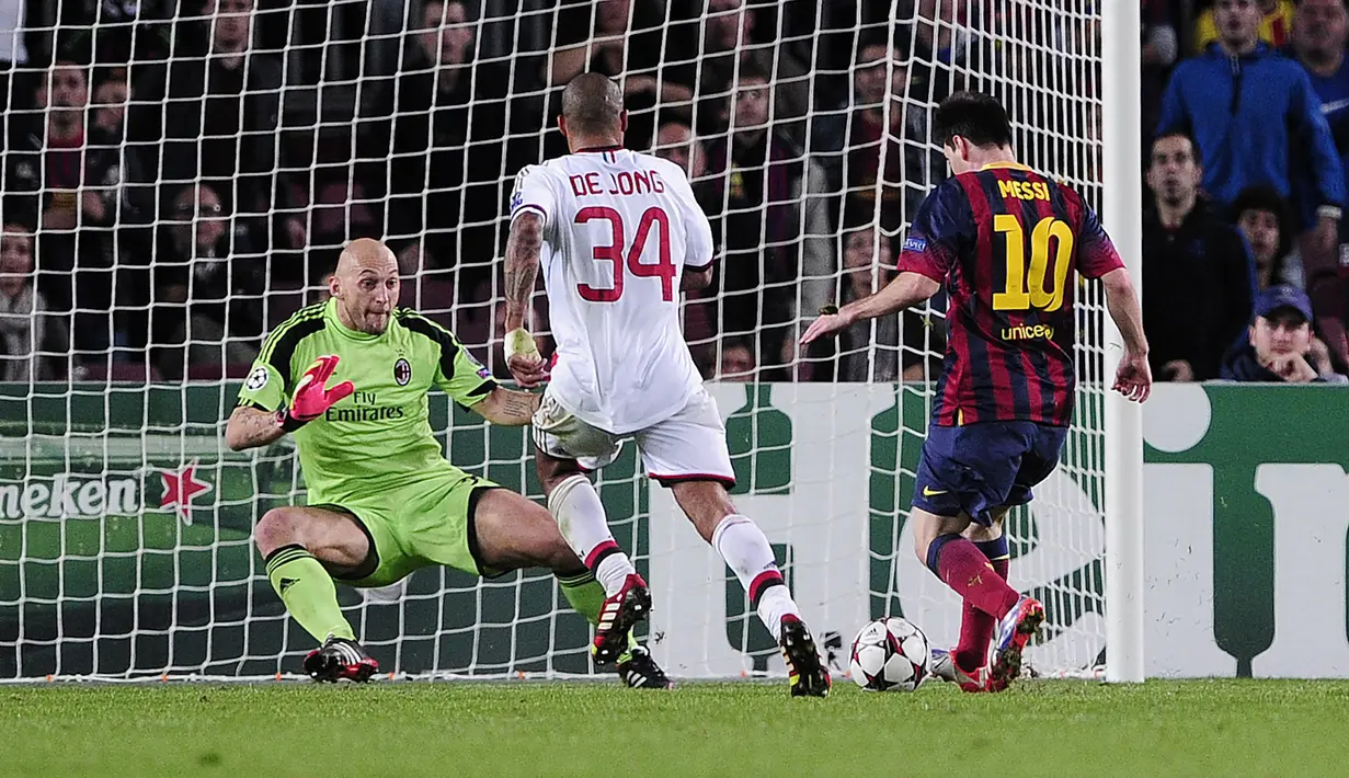 AC Milan. Gawang AC Milan juga tercatat 8 kali dibobol Lionel Messi di ajang Liga Champions. Torehan tersebut didapat dari total 8 laga bersama Barcelona dengan hasil 4 kali menang, 3 kali imbang dan 1 kali kalah. Dua gol terakhir ke gawang Rossoneri dicetaknya pada fase Grup H musim 2013/2014 saat Barcelona menang 3-1 di Camp Nou, 6 November 2013. Sementara pada pertemuan pertama (22/10/2013) La Pulga sukses mencetak 1 gol dalam laga yang berakhir imbang 1-1. (AFP/Josep Lago)