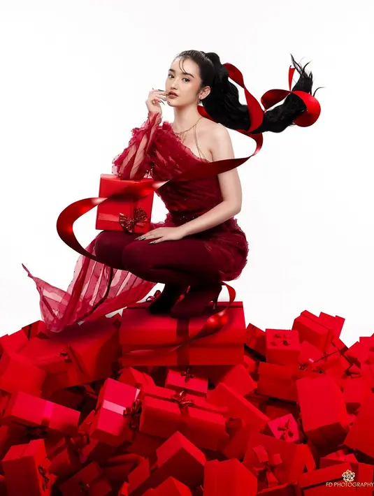 Ranty Maria juga melakukan fotosyut spesial di Hari Natal tahun ini. Ia tampil stunning dengan outfit serba merah yang penuh daya pikat. [Instagram.com/rantymaria]