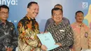 Wakil Presiden Jusuf Kalla menerima surat rekomendasi dari Ketua Komnas HAM, Ahmad Taufan Damanik selama peringatan ari Hak Asasi Manusia (HAM) internasional 2018 di kantor Komnas HAM, Jakarta, Selasa (11/12). (Liputan6.com/Angga Yuniar)