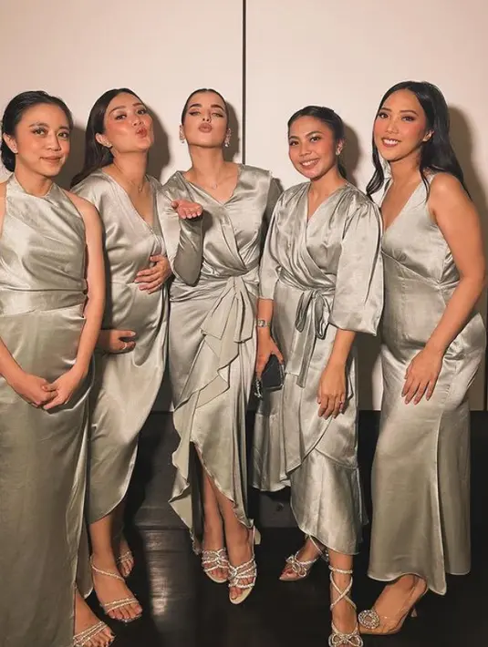 Dress tersebut memiliki aksen pita di bagian perut. Dipadukan dengan kitten heels berstrap warna silver. [@tasyafarasya]