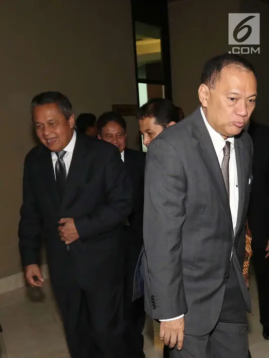 Gubernur BI Agus Martowardojo (kanan) bersama Gubernur BI terpilih Perry Warjiyo saat tiba di Gedung DPR, Jakarta, Selasa (3/4). Perry Warjito terpilih menjadi Gubernur BI menggantikan Agus Martowardojo. (Liputan6.com/Angga Yuniar)