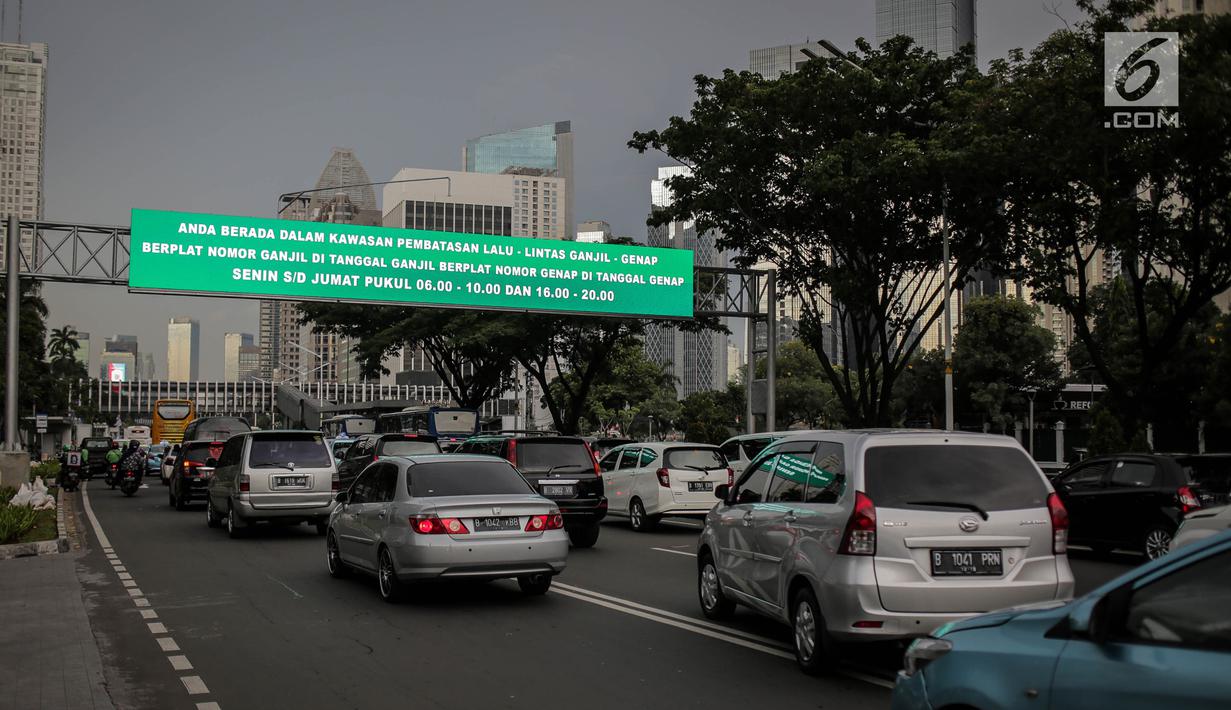 Sejumlah kendaraan melintasi rambu elektronik yang berada di Jalan Sudirman, Jakarta, Kamis (28/3). Rambu elektronik tersebut berfungsi sebagai media informasi untuk pengguna jalan. (Liputan6.com/Faizal Fanani)