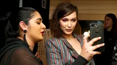 Model Bella Hadid berfoto bersama di belakang panggung jelang tampil dalam peragaan busana Anna Sui di New York Fashion Week, New York (12/2). (Astrid Stawiarz/Getty Images/AFP)