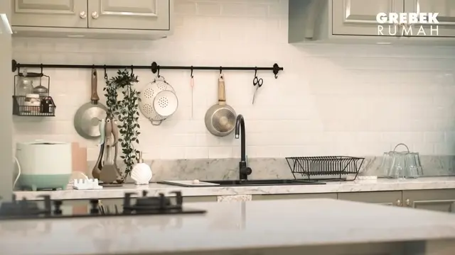 Dapur di rumah Arie Untung dan Fenita. [Foto: YouTube/AH]