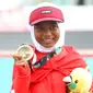 Skateboarder Indonesia Bunga Nyimas menunjukkan medali perunggu yang diraihnya pada kelas jalanan putri Asian Games 2018 di arena roller sport Jakabaring, Palembang, Sumatera Selatan, Rabu (29/8). (ANTARA FOTO/INASGOC/Rahmad Suryadi/thv/18)