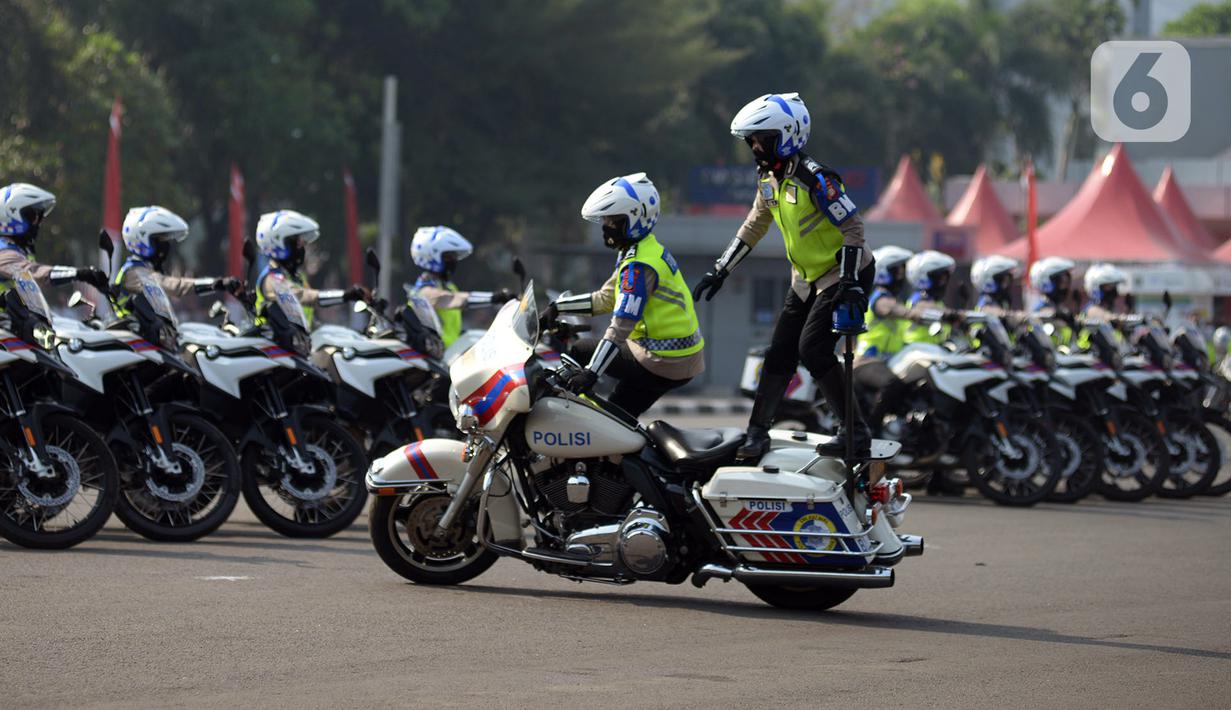 Polisi melakukan atraksi saat apel pasukan Operasi Patuh Jaya 2020 di Lapangan Polda Metro Jaya, Jakarta, Kamis (23/7/2020). Ada lima jenis pelanggaran yang jadi sasaran prioritas Operasi Patuh Jaya 2020 di antaranya penggunaan rotator dan sirene tidak sesuai ketentuan. (merdeka.com/Imam Buhori)