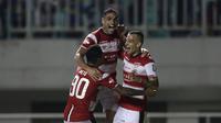 Bek Madura United, Jaimerson Silva, merayakan gol yang dicetaknya ke gawang PS Tira Persikabo laga Shopee Liga 1 di Stadion Pakansari, Bogor (12/7). Tira bermain imbang 2-2 atas Madura. (Bola.com/Yoppy Renato)