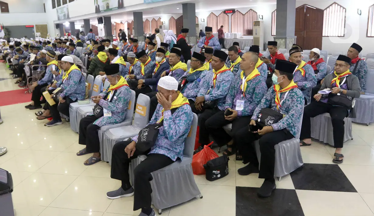 <p>Kedatangan calon jemaah haji di Asrama Haji Pondok Gede tersebut untuk transit beristirahat sebelum diberangkatkan menuju Tanah Suci melalui Bandara Internasional Soekarno-Hatta. (Liputan6.com/Herman Zakharia)</p>