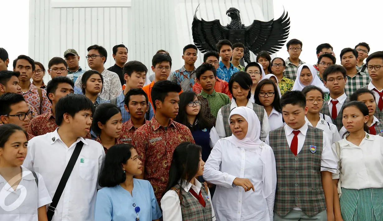 Mensos Khofifah Indar Parawansa berfoto bersama ratusan siswa SMA usai ziarah ke Taman Makam Pahlawan Nasional, Kalibata, Jakarta, Kamis (12/11).  Kegiatan tersebut merupakan rangkaian memperingati Hari Pahlawan Nasional. (Liputan6.com/Yoppy Renato)