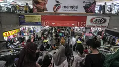 Kerumunan warga saat mengunjungi Blok A Pasar Tanah Abang, Jakarta, Minggu (2/5/2021). Kepadatan pengunjung yang ingin membeli kebutuhan untuk Lebaran tetap terjadi di Blok A dan B Tanah Abang meski petugas gabungan telah berjaga di pintu masuk guna mencegah kerumunan. (merdeka.com/Iqbal S Nugroho)